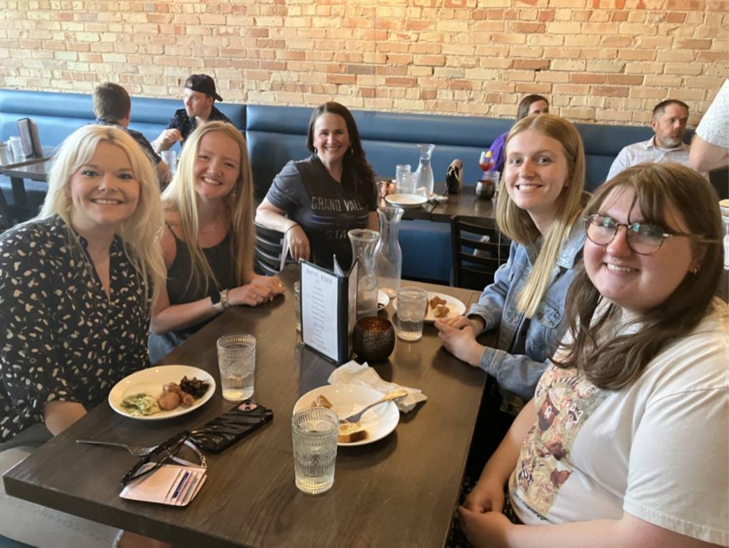 Multiple Alumni sitting at a table in a restaurant
